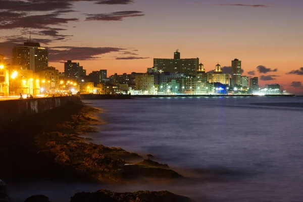 La ligne d'horizon du bord de mer de La Havane illuminée la nuit — Photo