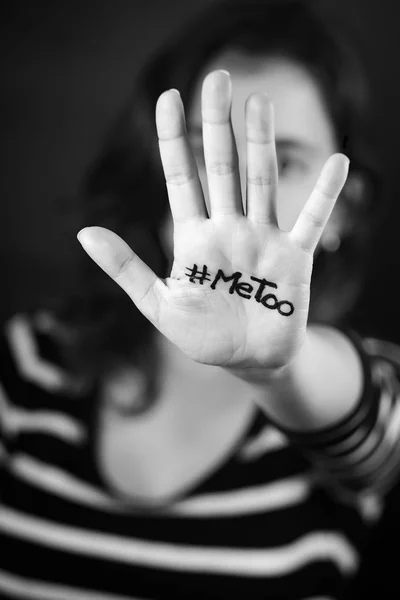 Jonge vrouw met de hashtag Metoo geschreven op haar hand — Stockfoto