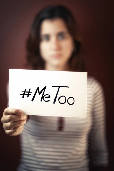 Jonge volwassen vrouw met een bord met de hashtag Metoo — Stockfoto