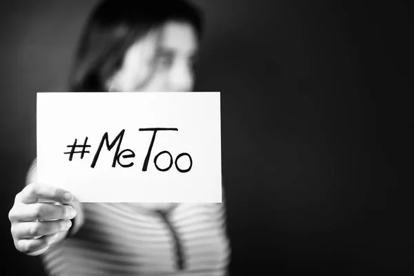 Νεαρή ενήλικη γυναίκα, κρατώντας μια πινακίδα με το hashtag Metoo — Φωτογραφία Αρχείου
