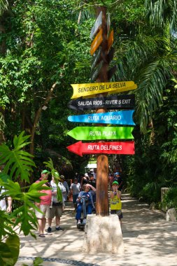 Meksika'da Maya Riviera'daki Xcaret ekoturizm parkında aileler