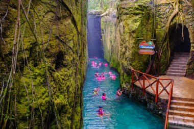 Meksika'da Maya Rivierası Xcaret parkta Yeraltı nehri