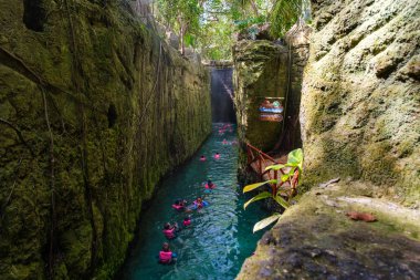 Meksika'da Maya Rivierası Xcaret parkta Yeraltı nehri