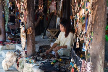 Mahalledeki Maya toplumunda el işi yapan genç bir kız.