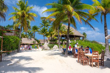 Meksika'da Maya Rivierası'ndaki Xcaret Park'taki plaj