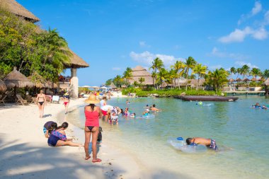 Meksika'da Maya Rivierası'ndaki Xcaret Park'taki plaj