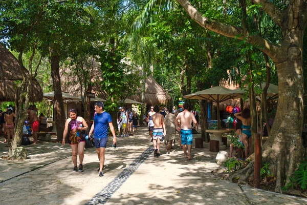 Families at the XCaret ecotourism park at the Mayan Riviera in Mexico — Stock Photo, Image