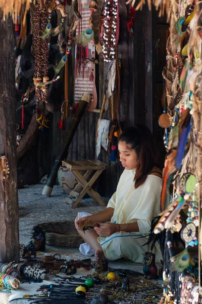 Niña haciendo artesanías en una comunidad maya local — Foto de Stock