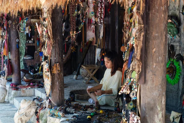 Niña haciendo artesanías en una comunidad maya local — Foto de Stock