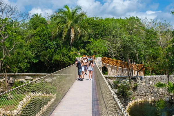 Menschen im xcaret park an der riviera maya in mexiko — Stockfoto