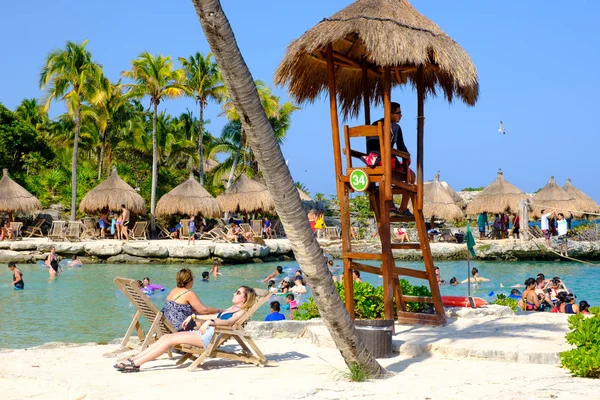 Stranden vid Xcaret Park på Maya Riviera i Mexiko — Stockfoto