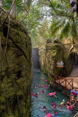 Meksika'da Maya Rivierası'ndaki Xcaret parkında yeraltı nehri