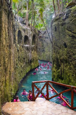 Meksika'da Maya Rivierası'ndaki Xcaret parkında yeraltı nehri