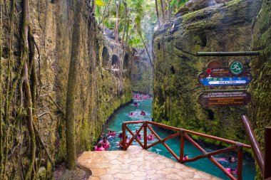 Meksika'da Maya Rivierası'ndaki Xcaret parkında yeraltı nehri