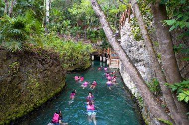 Meksika'da Maya Rivierası'ndaki Xcaret parkında yeraltı nehri
