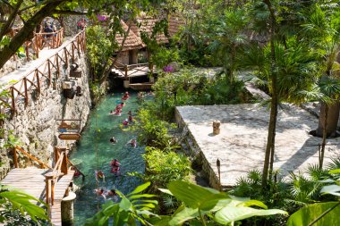Meksika'da Maya Rivierası'ndaki Xcaret parkında yeraltı nehri
