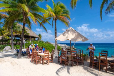 Meksika'da Maya Rivierası Xcaret Park plajda Restoran