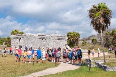 Meksika Tulum antik maya kalıntıları ziyaretçiler