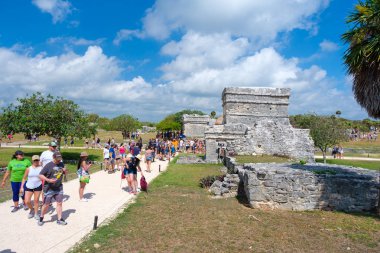 Meksika Tulum antik maya kalıntıları ziyaretçiler