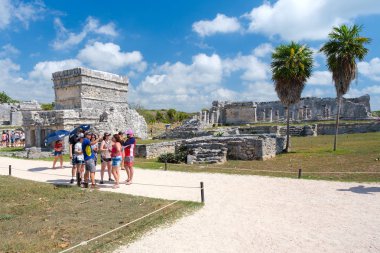 Meksika Tulum antik maya kalıntıları ziyaretçiler