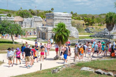 Meksika Tulum antik maya kalıntıları ziyaretçiler