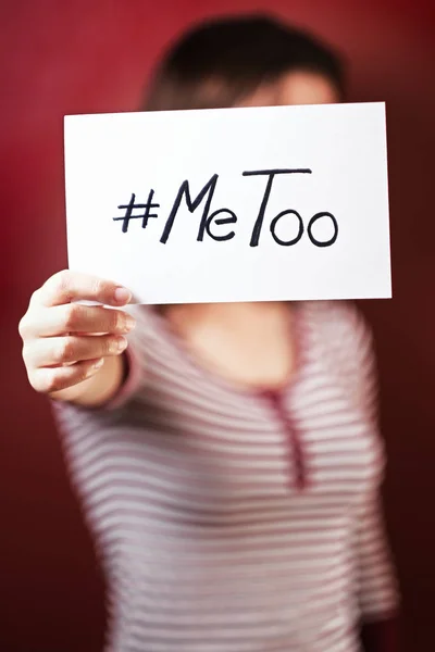 Jong meisje met een bord ter ondersteuning van de # metoo campagne — Stockfoto