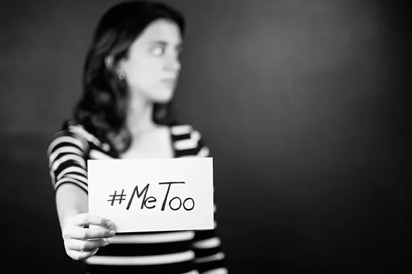 Jong meisje met een bord ter ondersteuning van de # metoo campagne — Stockfoto