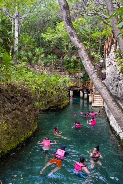Meksika'da Maya Rivierası'ndaki Xcaret parkında yeraltı nehri — Stok fotoğraf
