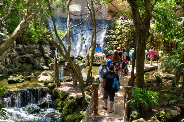 Meksika'da Xcaret parkta kuş evinde ziyaretçiler ve şelaleler — Stok fotoğraf