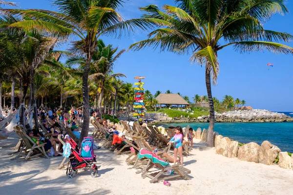 Mensen ontspannen op het strand van het Xcaret Park in Mexico — Stockfoto