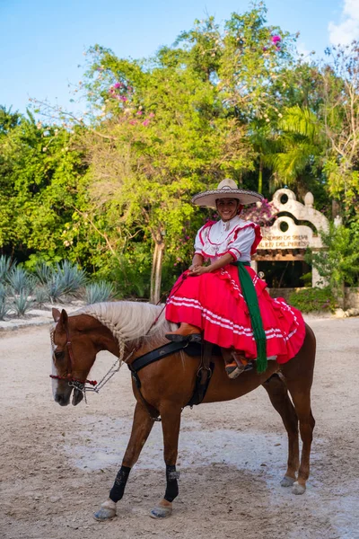 Jonge amazone op een volbloed paard in het Xcaret park in Mexico — Stockfoto