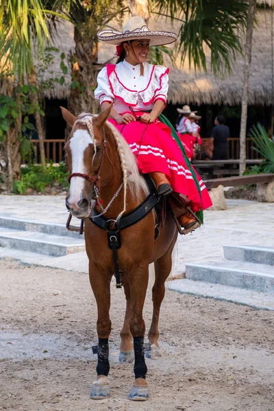 Giovane amazzone cavalcando un cavallo di razza pura al parco XCaret in Messico — Foto Stock
