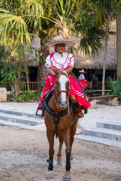 Giovane amazzone cavalcando un cavallo di razza pura al parco XCaret in Messico — Foto Stock
