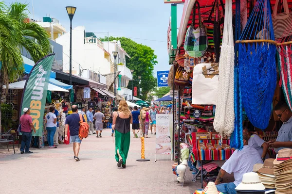 Turistas e moradores da 5th avenue, a principal atração em Playa del Carmen, México — Fotografia de Stock