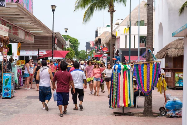 Turistas e moradores da 5th avenue, a principal atração em Playa — Fotografia de Stock