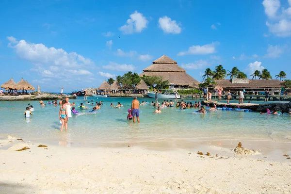 Familias en la playa del Parque XCaret en México — Foto de Stock