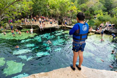Meksika'da Yucatan ormanda açık hava cenote