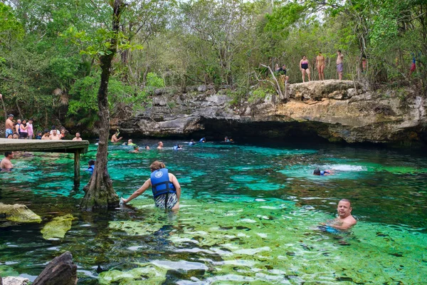 Cenote all'aperto nella giungla dello Yucatan in Messico — Foto Stock