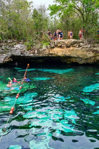 Åpen luft-cenote i Yucatan-jungelen i Mexico – stockfoto