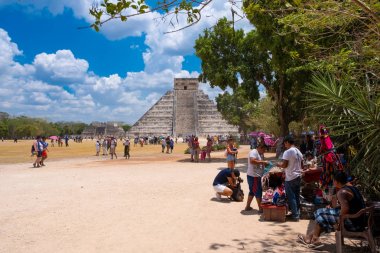 Meksika'da Chichen Itza'daki Kukulkan Piramidi'nin yanındaki turistler