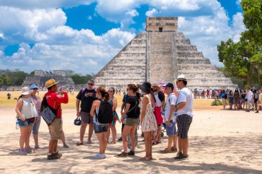 Meksika'da Chichen Itza'daki Kukulkan Piramidi'nin yanındaki turistler