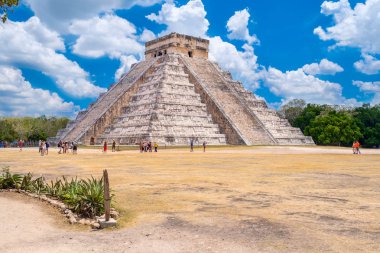 Meksika'da Chichen Itza'daki Kukulkan Piramidi'nin yanındaki turistler
