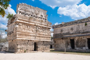 Meksika'da Chichen Itza antik maya kentinde ayrıntılı oymalar ile Tapınak