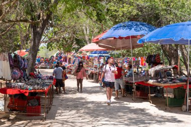 Chichen Itza'da geleneksel Meksika hediyelik eşya satan pazar