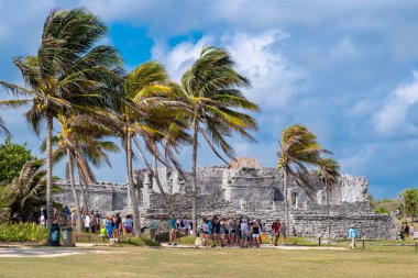 Meksika Tulum antik maya kalıntıları ziyaretçiler