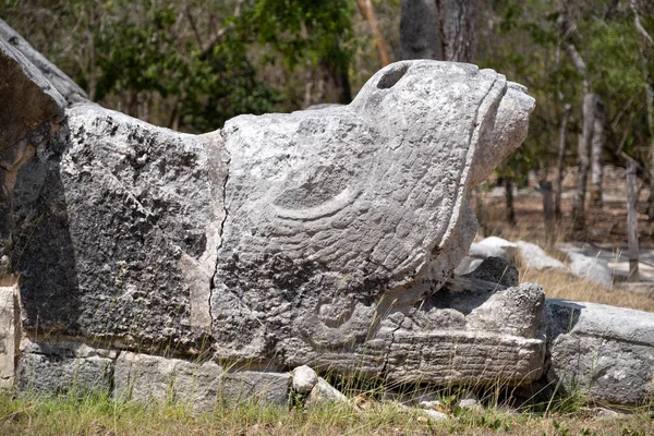 Le dieu serpent Kukulkan dans l'ancienne ville maya de Chichen Itza — Photo