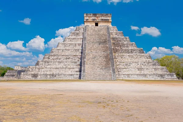 The pyramid of Kukulkan at the ancient mayan city of Chichen Itza in Mexico — Stock Photo, Image