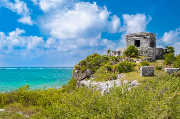 Mayan ruins on top of a cliff at  Tulum in Mexico — Stock Photo, Image