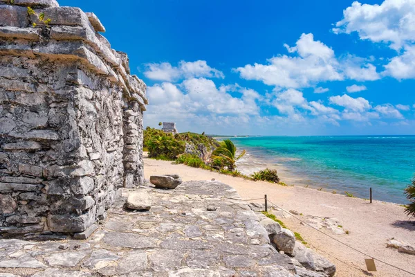 Mayan ruins next to the ocean at  Tulum in Mexico — Stock Photo, Image