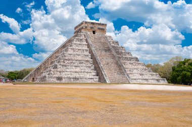 Antik Maya kenti Chichen Itza'daki Kukulkan Tapınağı